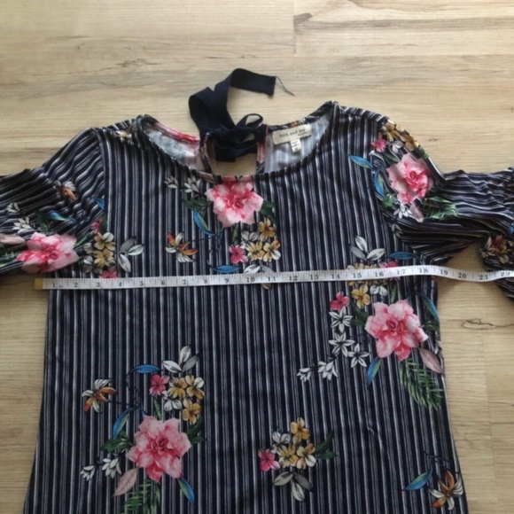 Faith and Joy Black and White Flutter Sleeve Floral Blouse - Picture 3 of 5